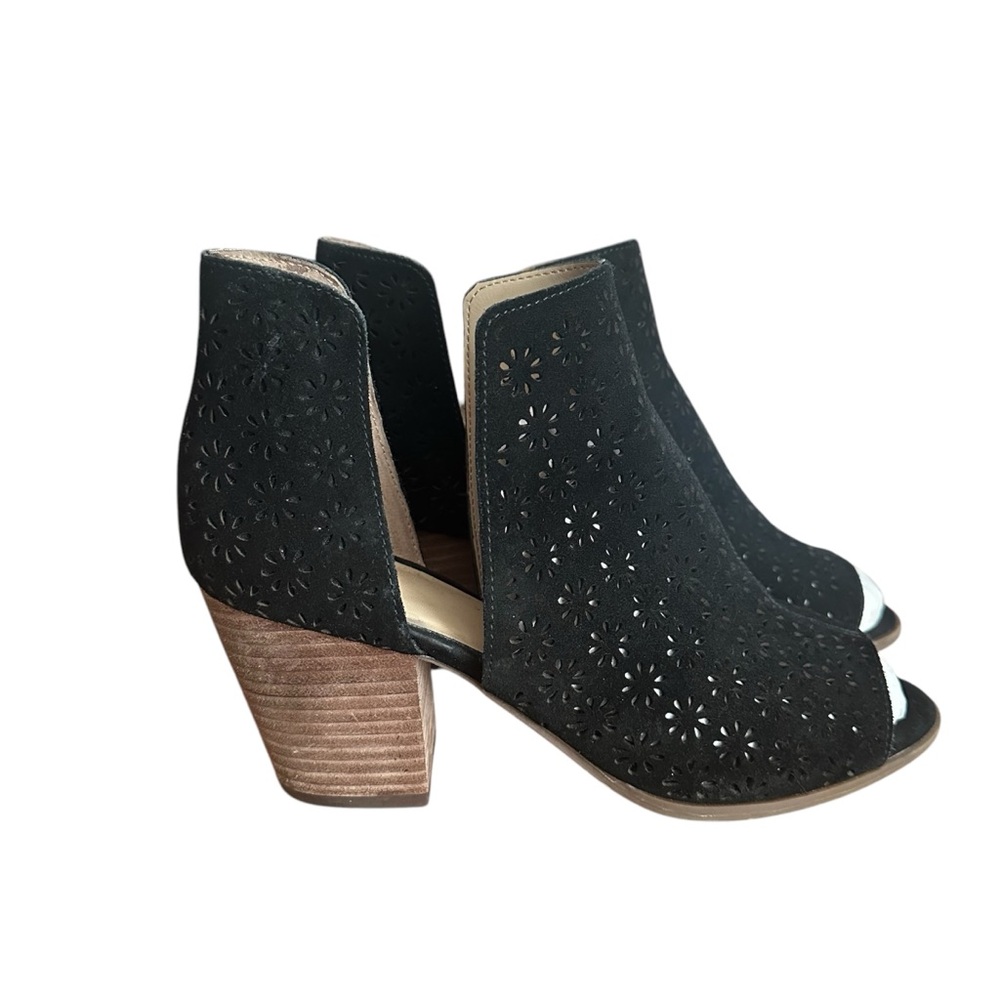 Crown & Ivy black heels‎